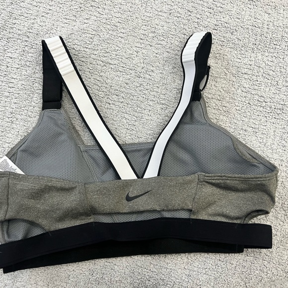 Women’s Nike DriFit sports bra - Picture 6 of 7